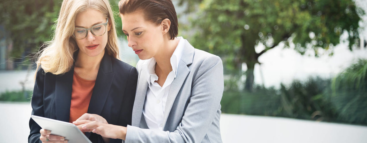 businesswoman-corporate-colleagues-talking-P3PSNFM businesswoman-corporate-colleagues-talking-P3PSNFM